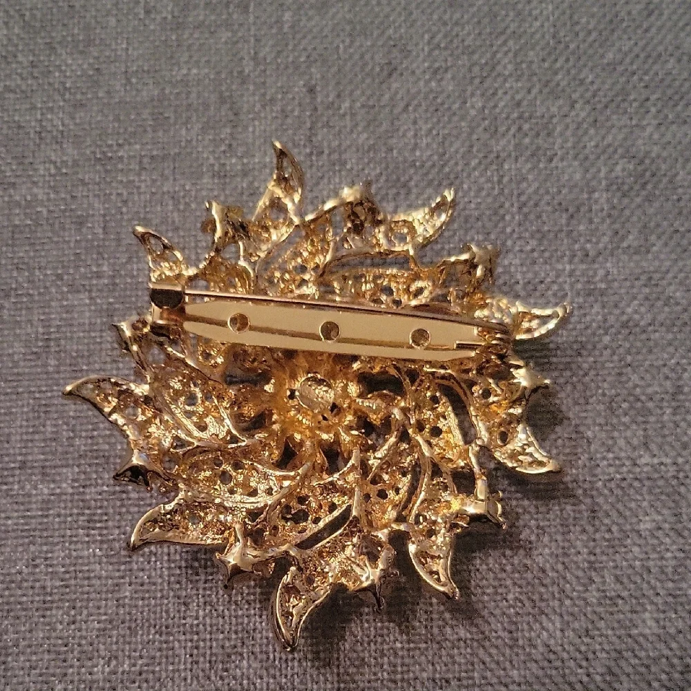 Elegant Gold and Silver Brooch with Pearls